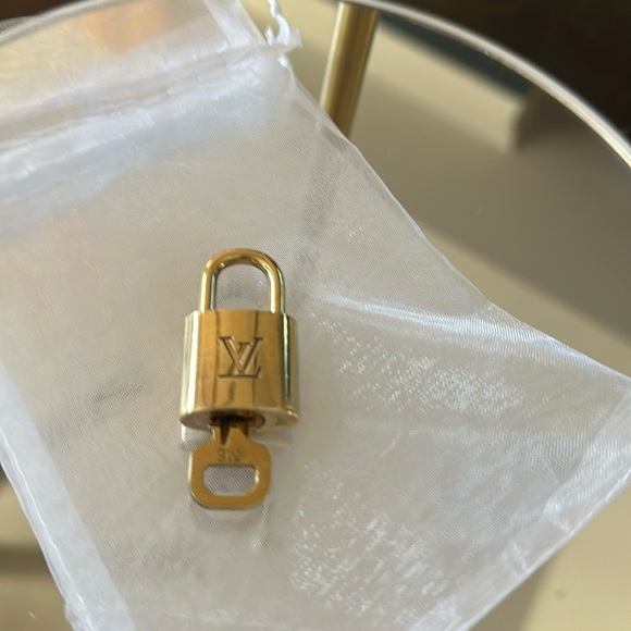 Authentic Louis Vuitton, Made in France Brass Lock & Key #316 with Monogram - Picture 5 of 10